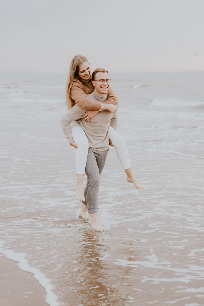 Koppel fotoshoot op het strand met Stephanie Buwalda Photography | life-style fotograaf | blog